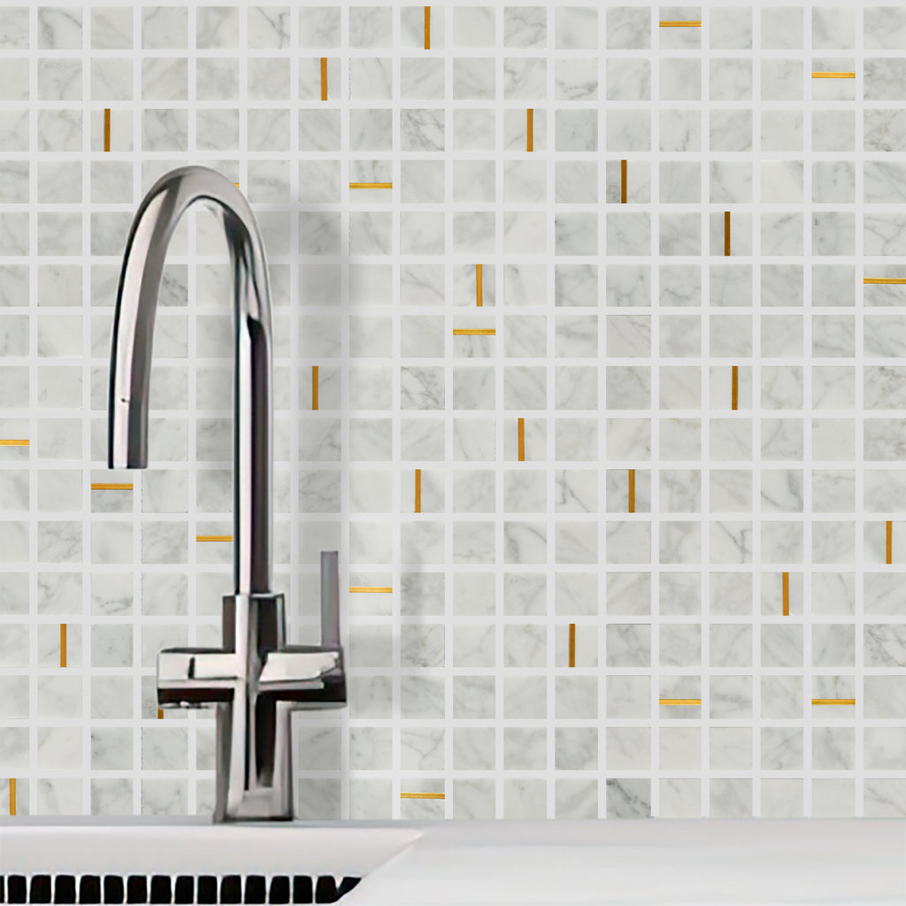Mosaïque marbre Carara gold ambiance cuisine crédence mur carreaux
