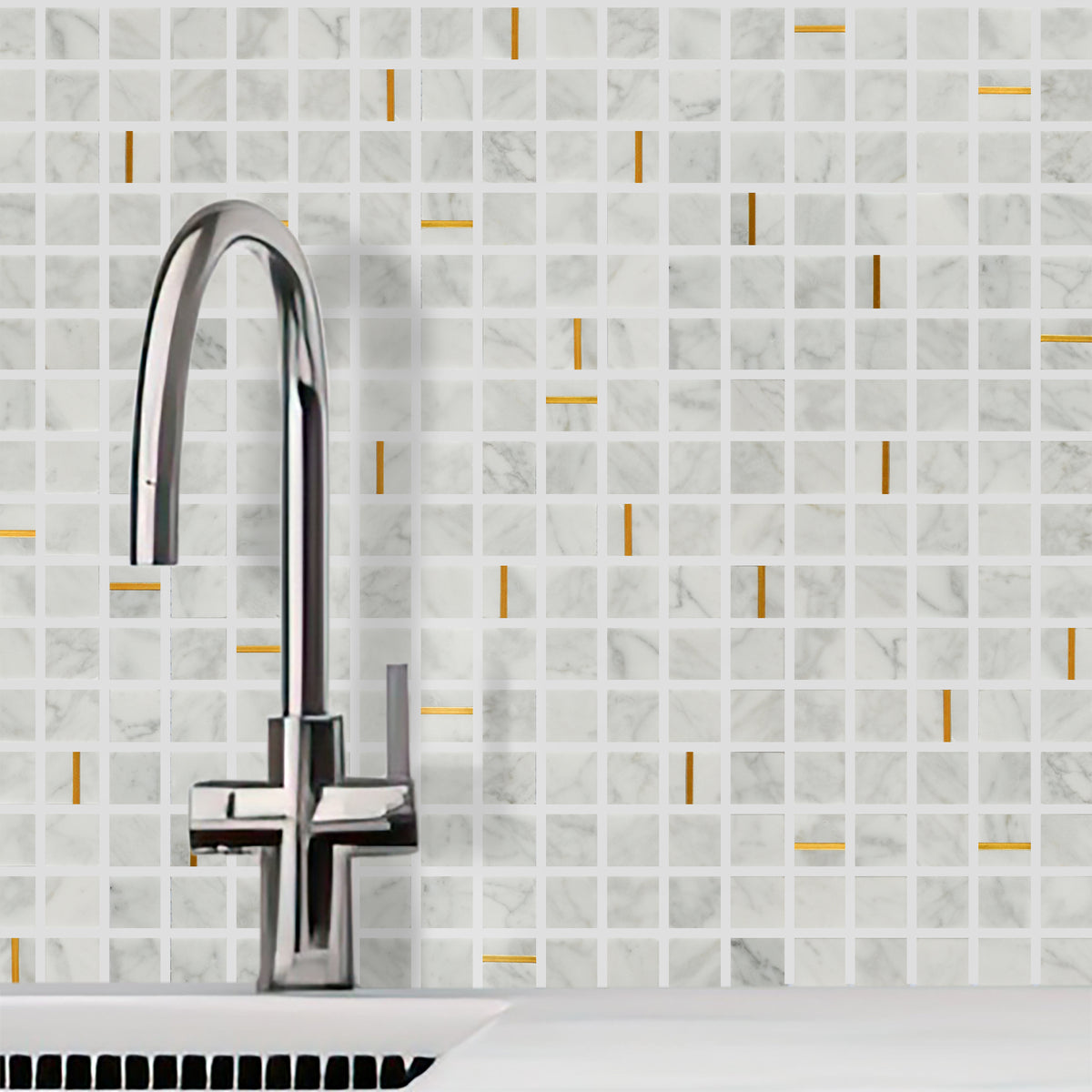 Mosaïque marbre Carara gold ambiance cuisine crédence mur carreaux