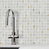 Mosaïque marbre Carara gold ambiance cuisine crédence mur carreaux