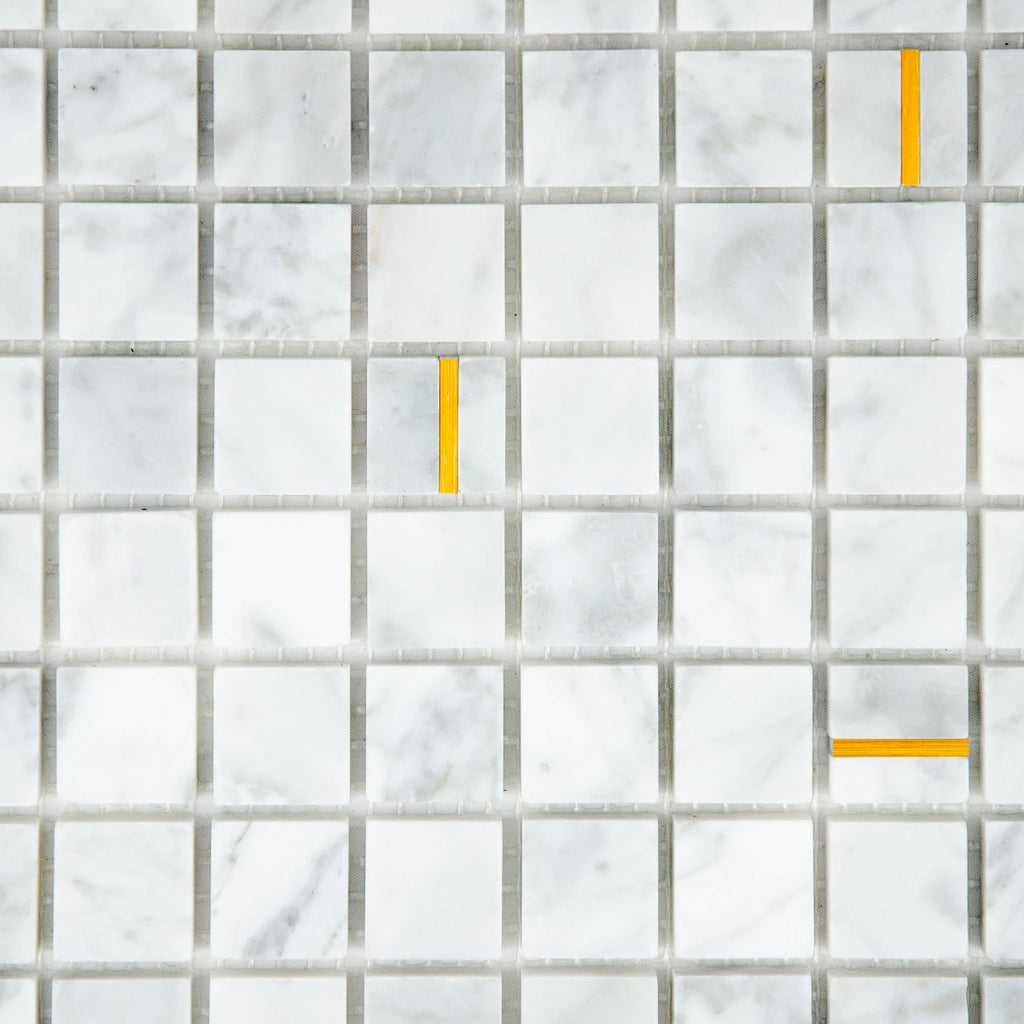 Mosaïque en marbre or vue de face zoomé