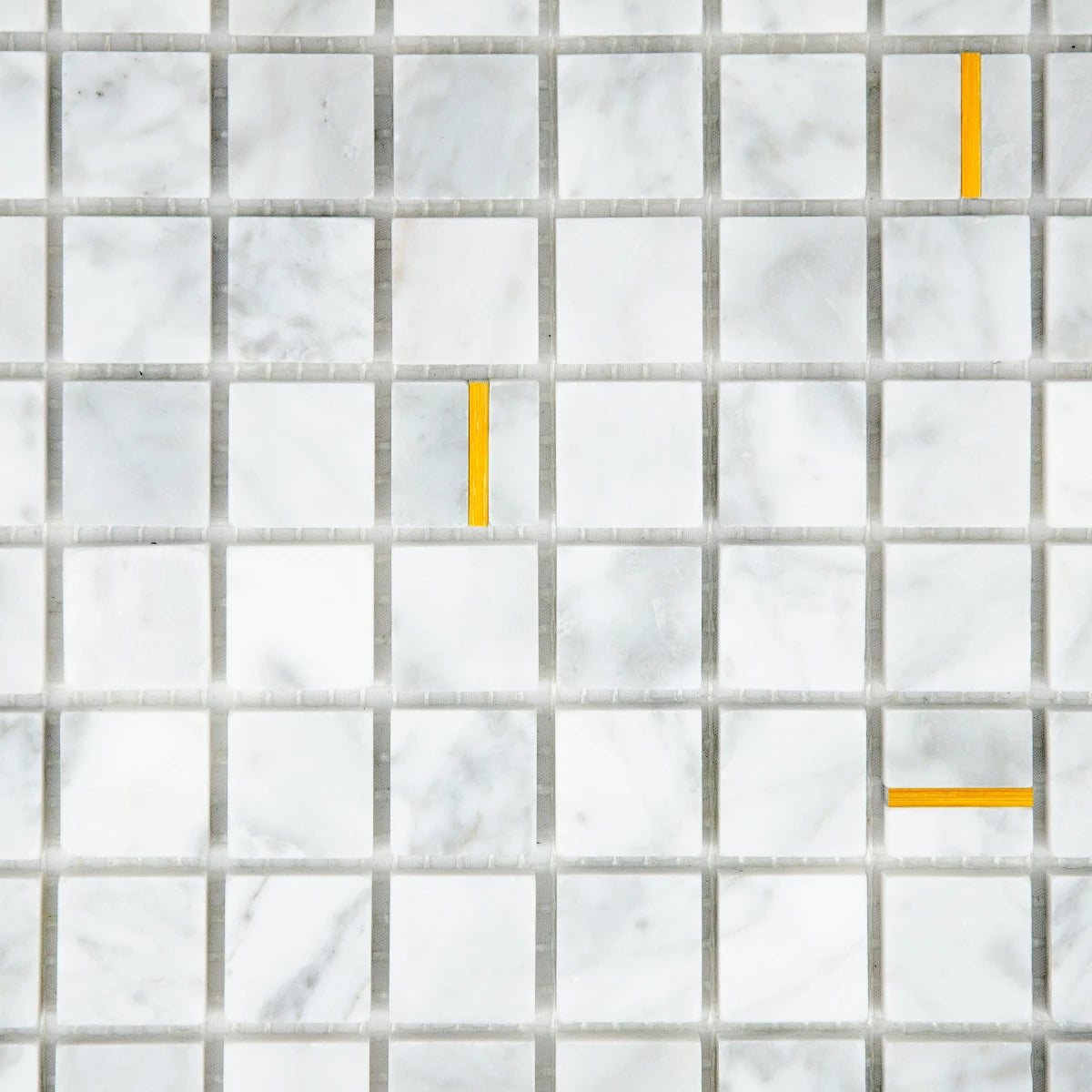 Mosaïque en marbre or vue de face zoomé