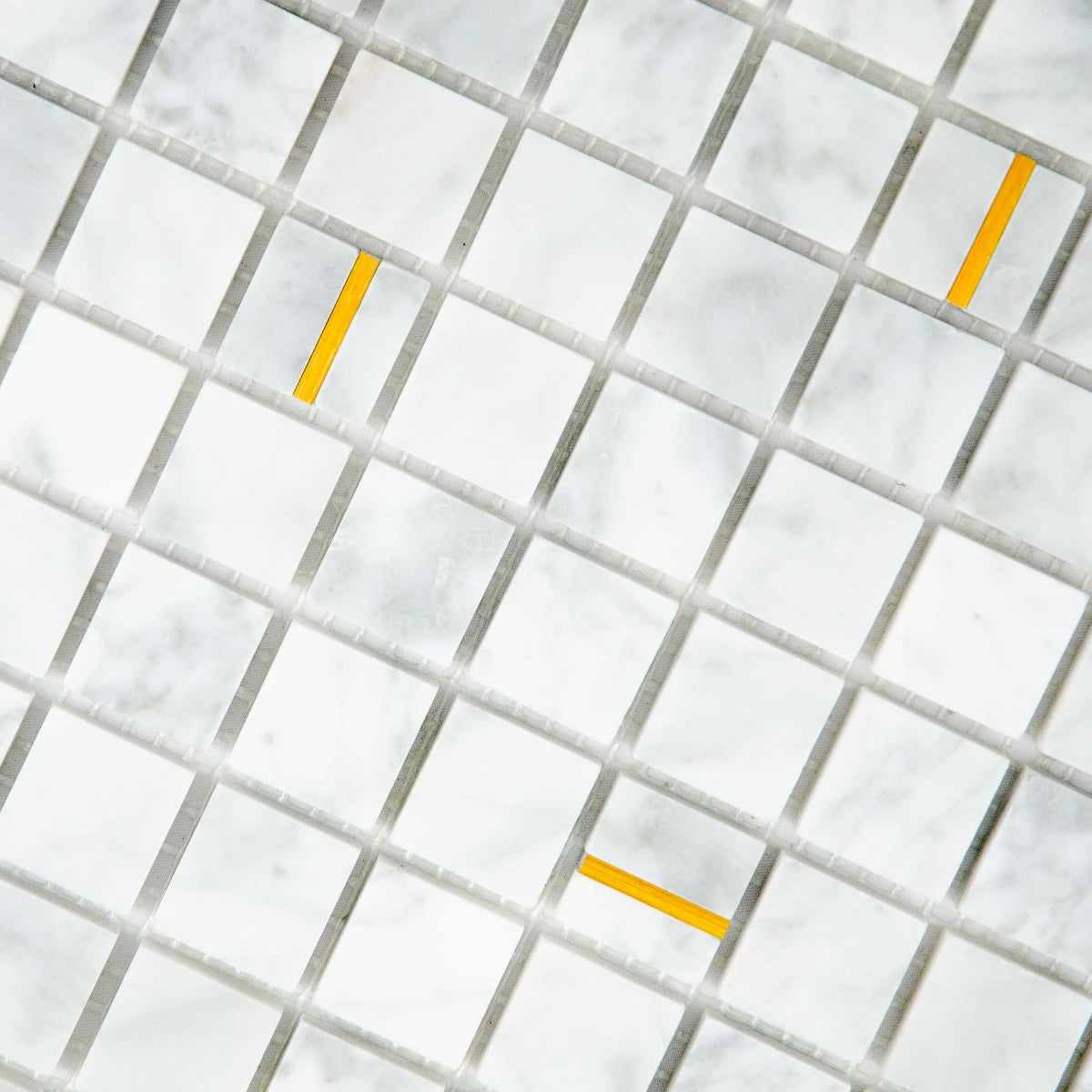 Mosaïque en marbre or vue de face zoomé perspective