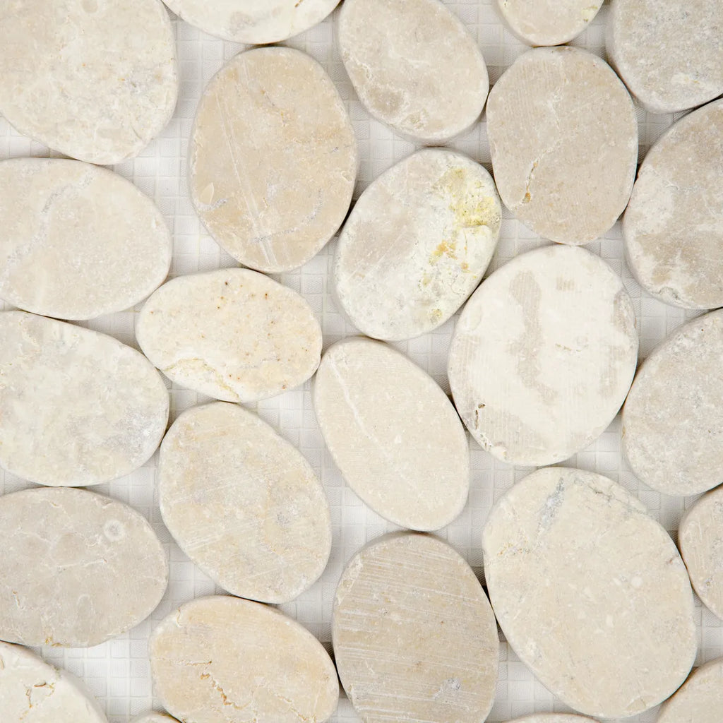 Détail galets sciés marbre crème mosaïque texture surface naturelle
