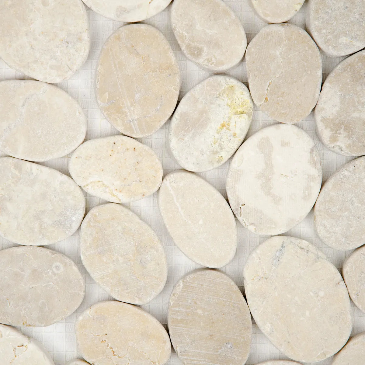 Détail galets sciés marbre crème mosaïque texture surface naturelle