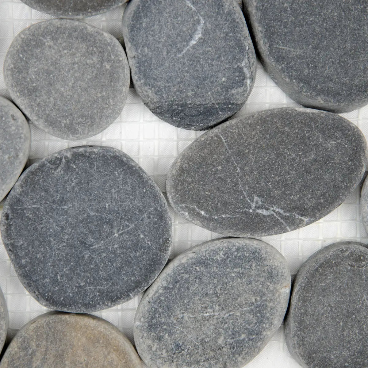 Détail galets marbre gris mosaïque joints reliefs surface pierre