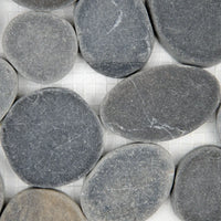 Détail galets marbre gris mosaïque joints reliefs surface pierre