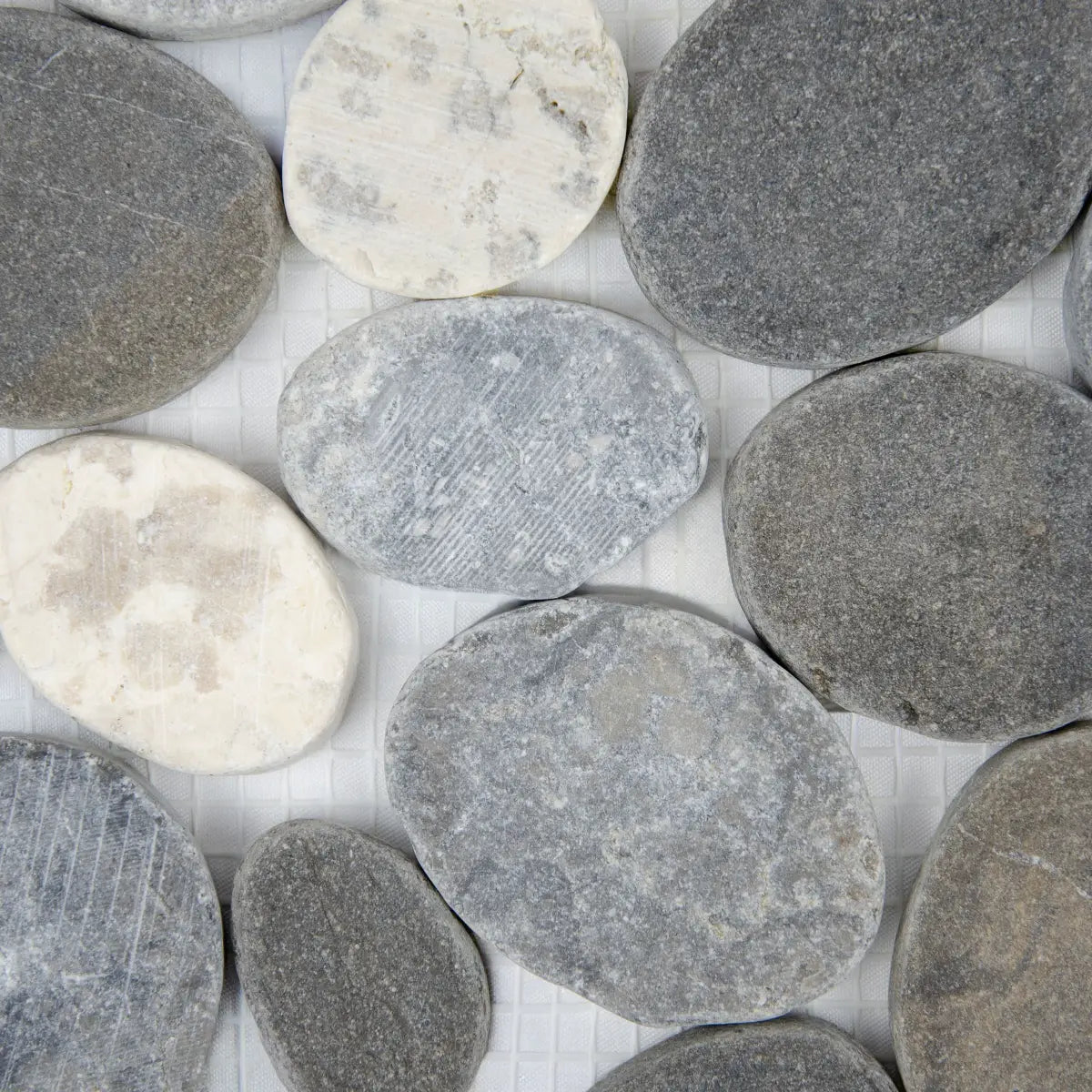Détail galets marbre gris mosaïque joints reliefs surface pierre
