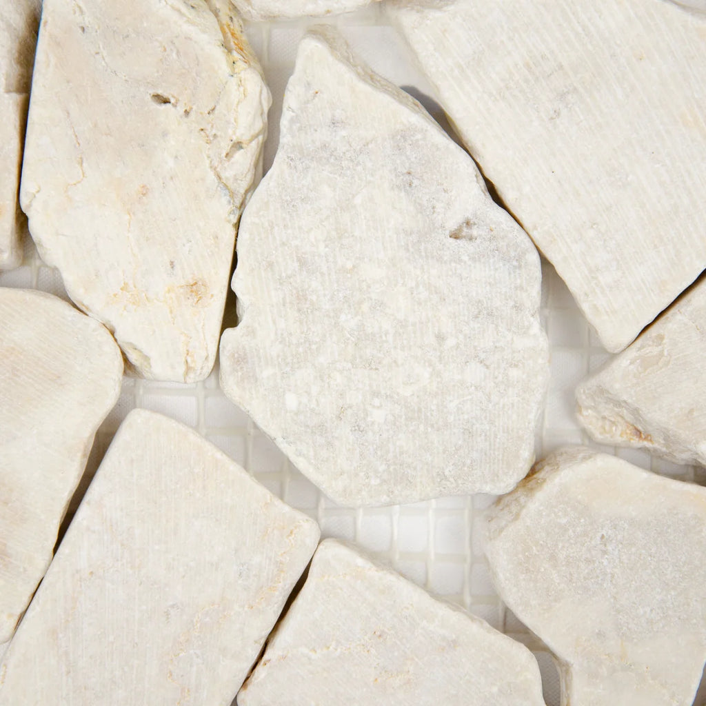 Détail joints marbre palladien crème mosaïque reliefs surface pierre