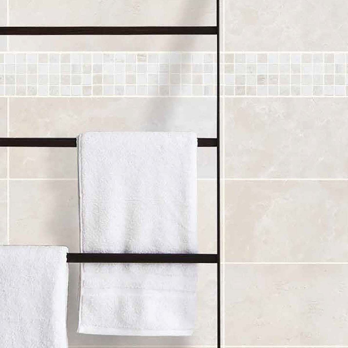Mosaïque marbre surface ivoire ambiance salle bain mur travertin