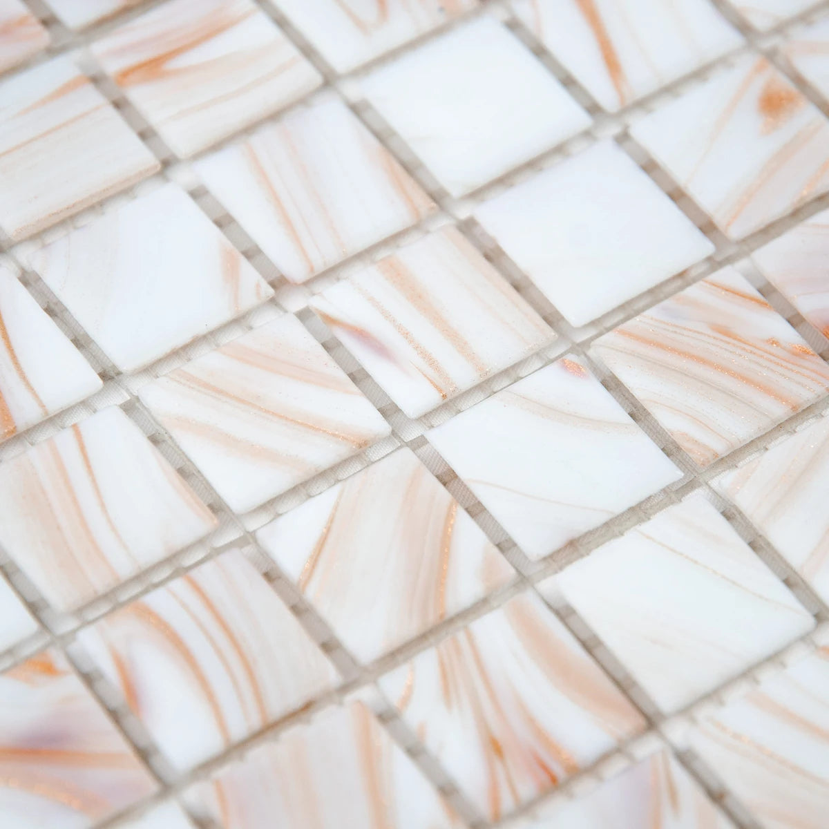 Mosaïque en pâte de verre aurore  blanc rose sur trame nylon zoomé perspective