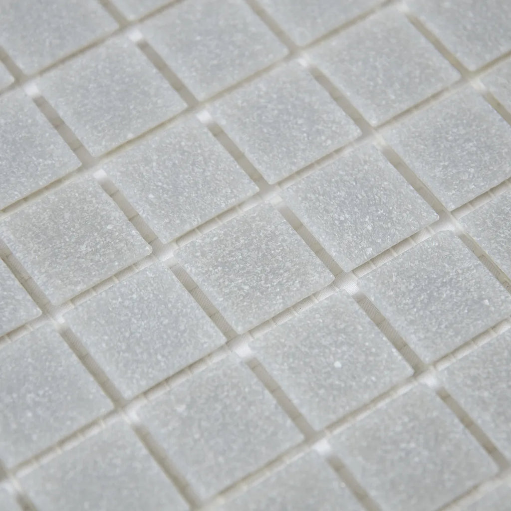 Mosaïque en pâte de verre grise sur trame nylon matiere