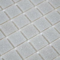 Mosaïque en pâte de verre grise sur trame nylon matiere