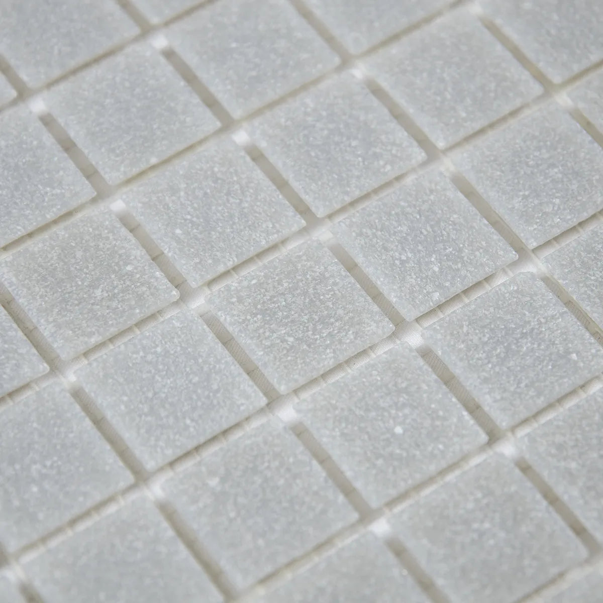 Mosaïque en pâte de verre grise sur trame nylon matiere