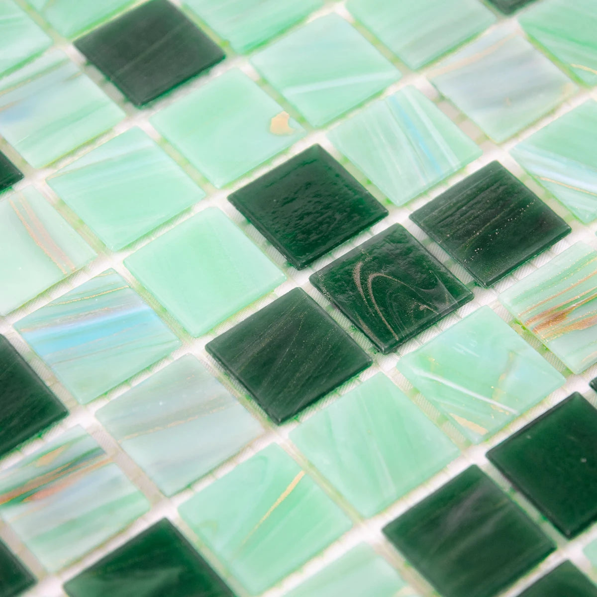 Mosaïque en pâte de verre vert avec reflets dorée brillant perspective zoomé