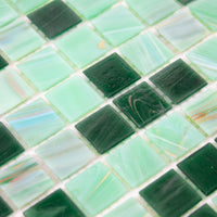 Mosaïque en pâte de verre vert avec reflets dorée brillant perspective zoomé