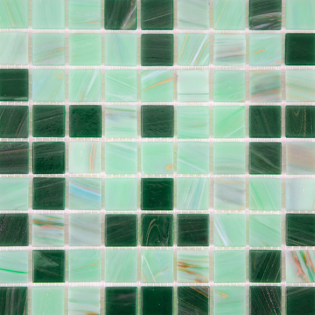 Mosaïque en pâte de verre vert avec reflets dorée brillant zoomé