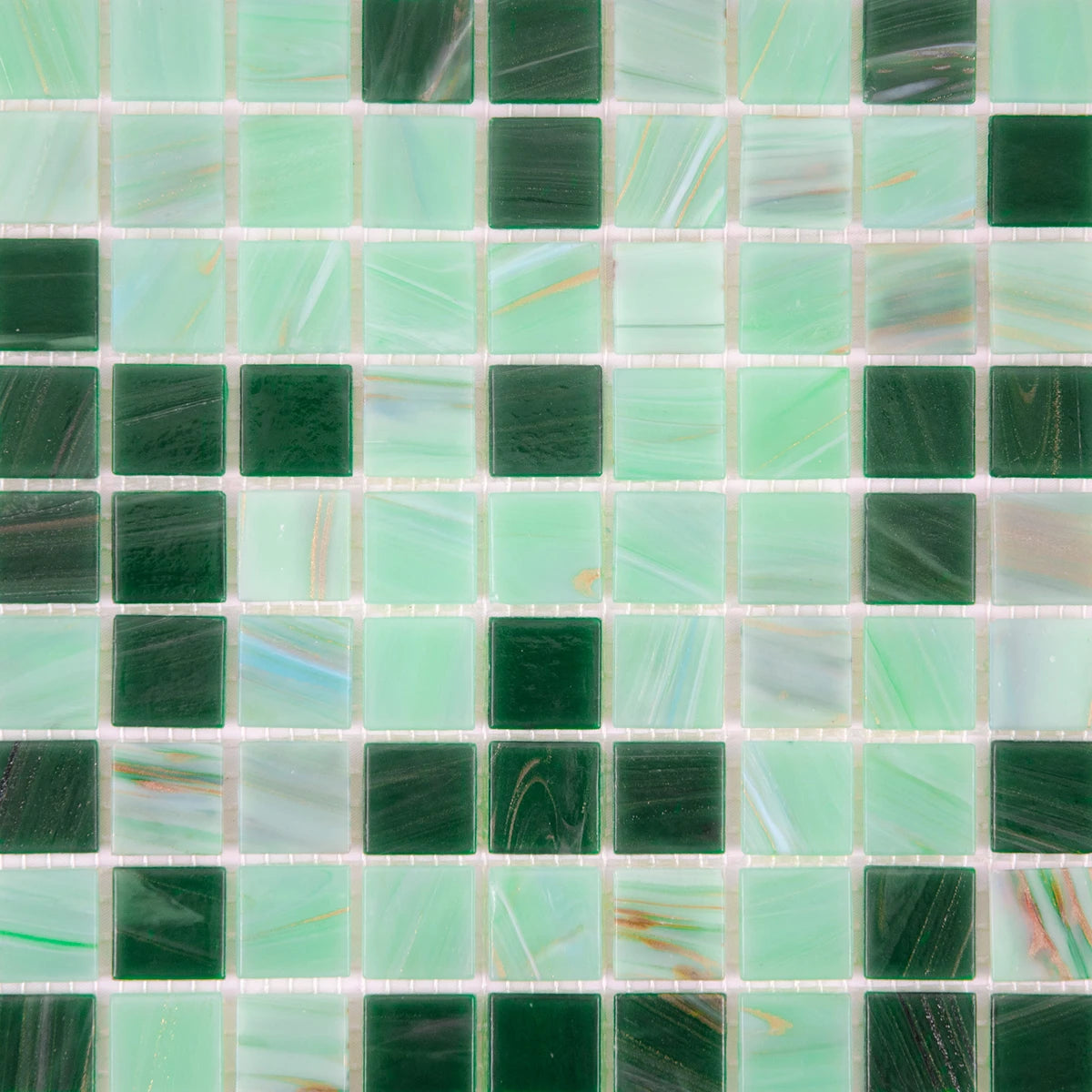 Mosaïque en pâte de verre vert avec reflets dorée brillant zoomé