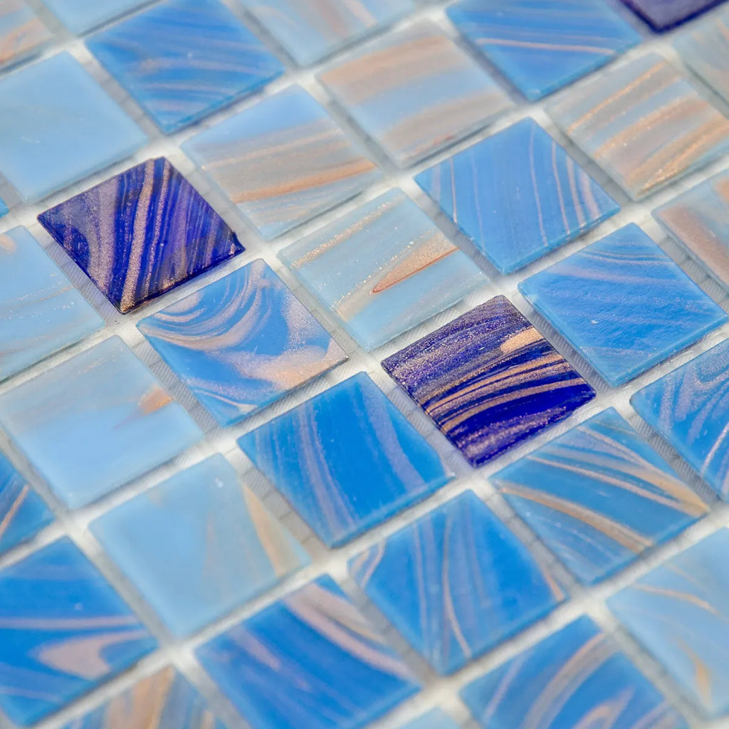 Mosaïque en pâte de verre bleu avec reflets dorée brillant détails