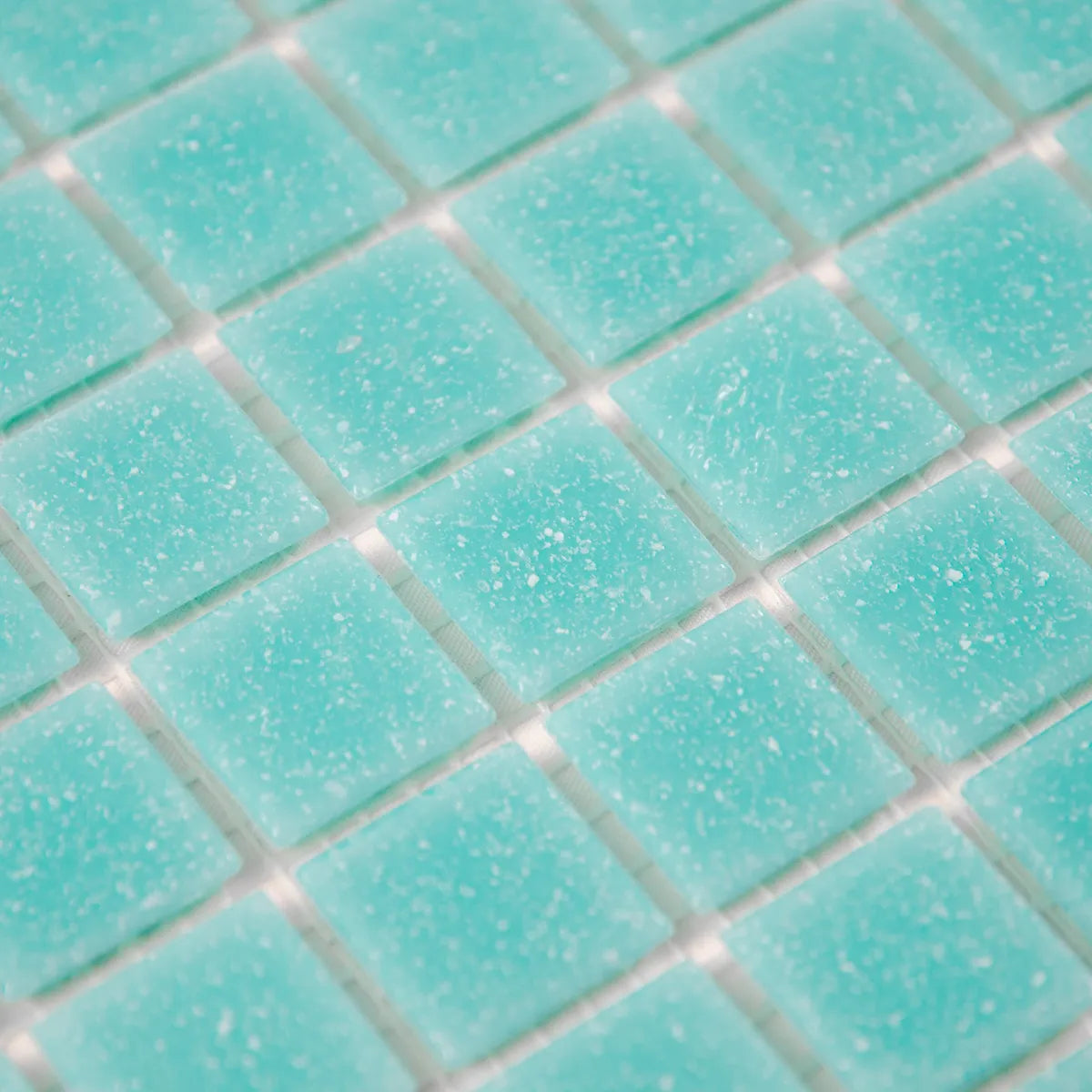Mosaïque en pâte de verre turquoise sur trame nylon matiere