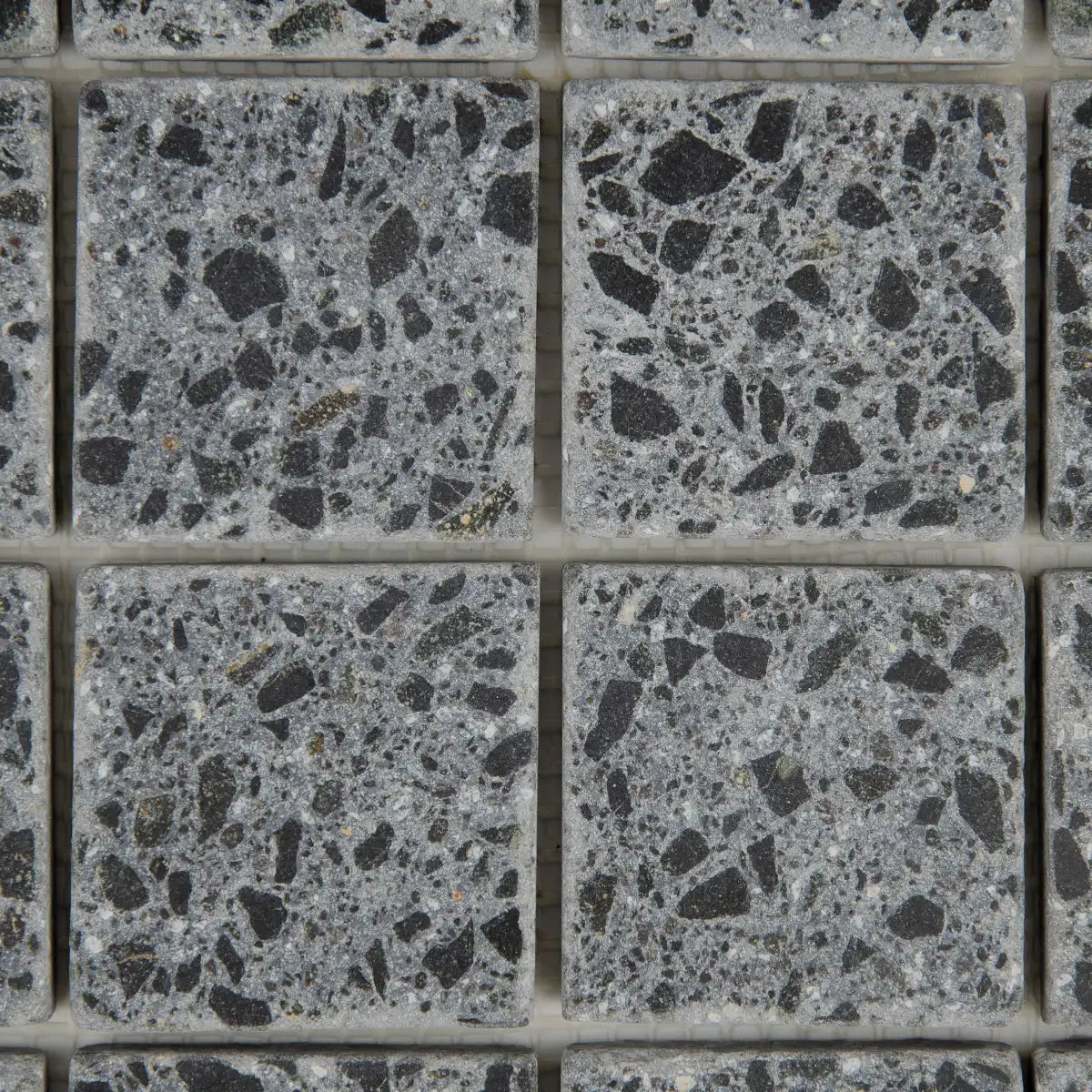 Focus sur les finitions de la Mosaïque Terrazzo Black
