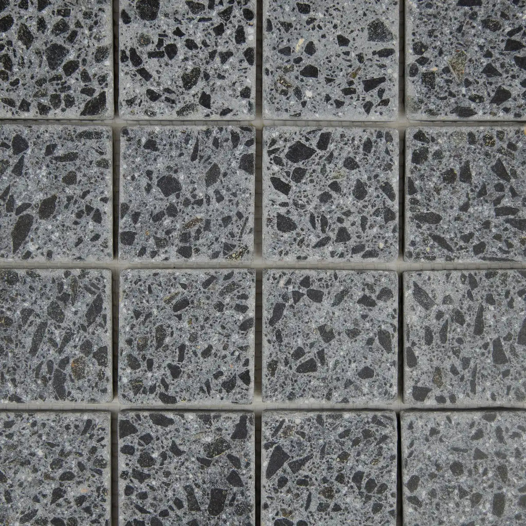 Gros plan sur les nuances de la Mosaïque Terrazzo Black