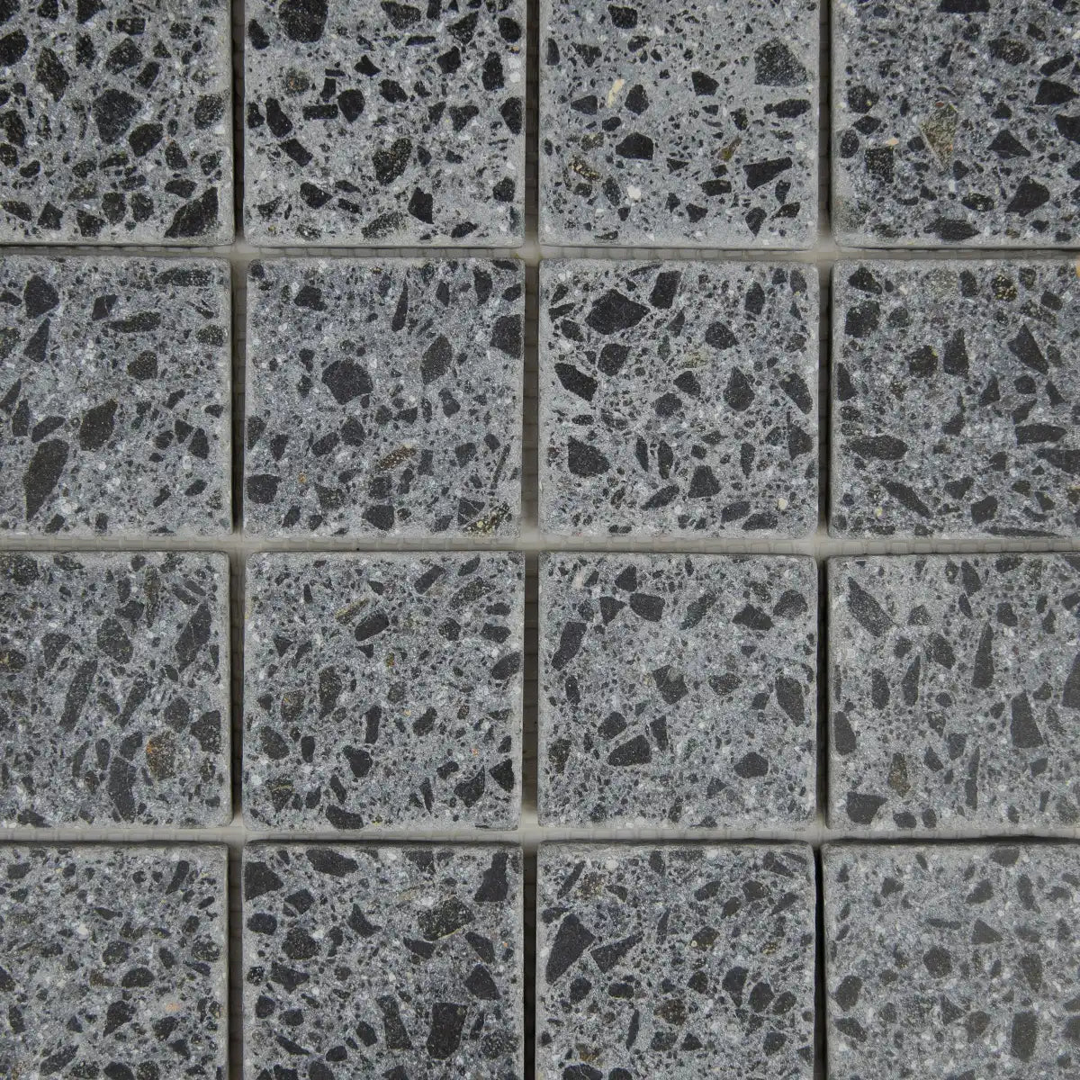 Gros plan sur les nuances de la Mosaïque Terrazzo Black