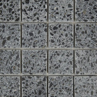 Gros plan sur les nuances de la Mosaïque Terrazzo Black