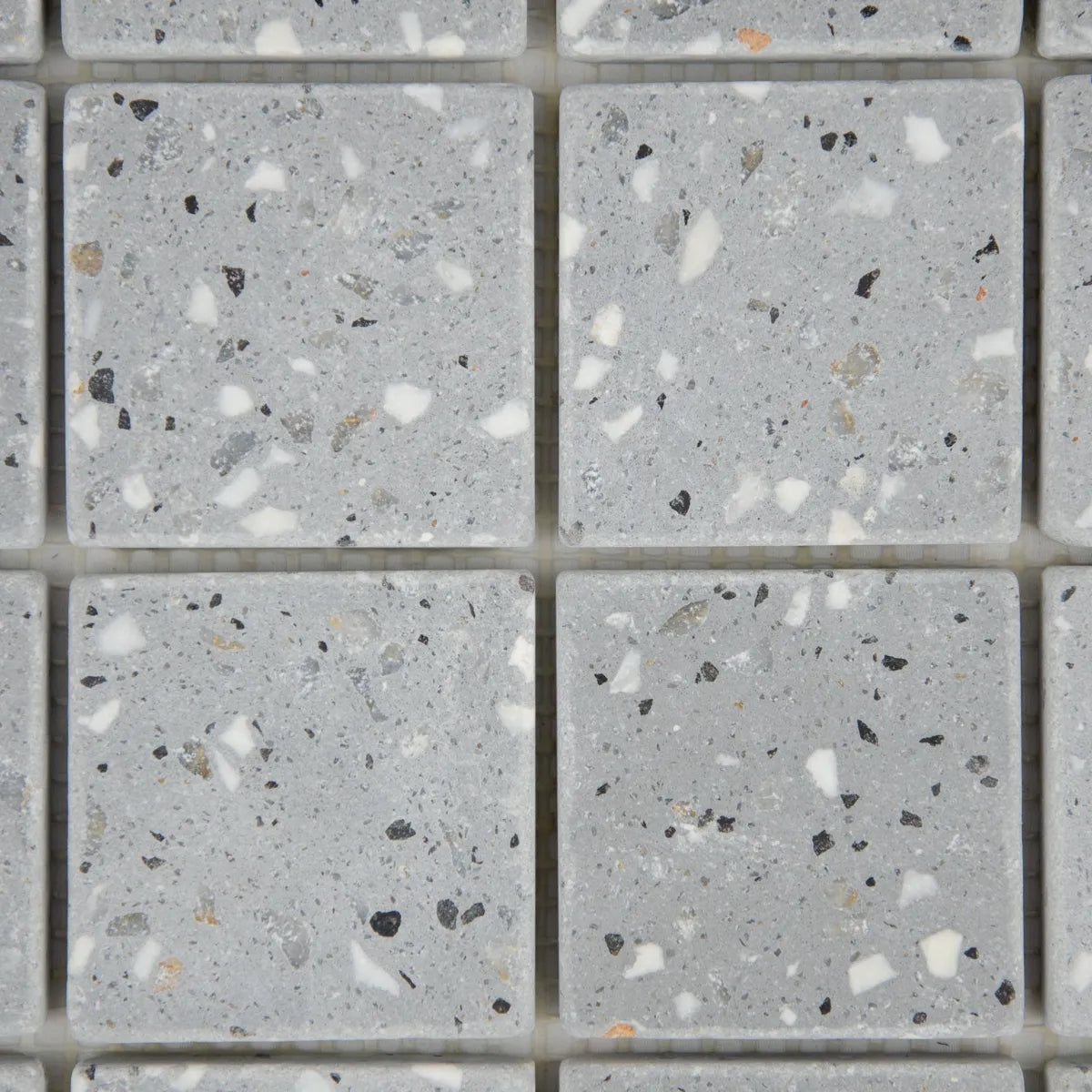 Focus sur les finitions de la Mosaïque Terrazzo Dark Grey