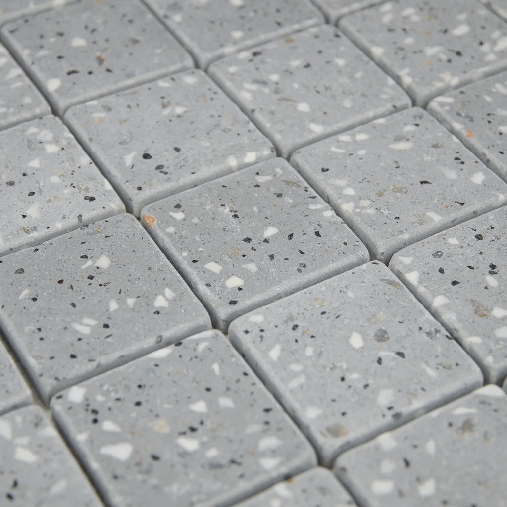 Vue en perspective et mise en situation de la Mosaïque Terrazzo Dark Grey