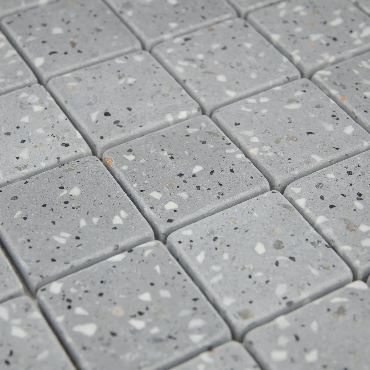 Vue en perspective et mise en situation de la Mosaïque Terrazzo Dark Grey