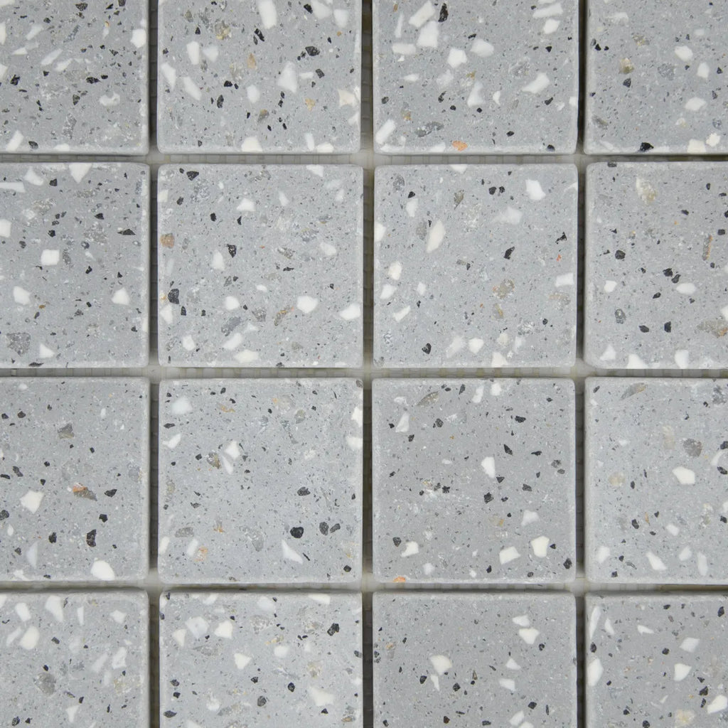 Gros plan sur les nuances de la Mosaïque Terrazzo Dark Grey