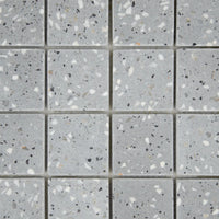 Gros plan sur les nuances de la Mosaïque Terrazzo Dark Grey