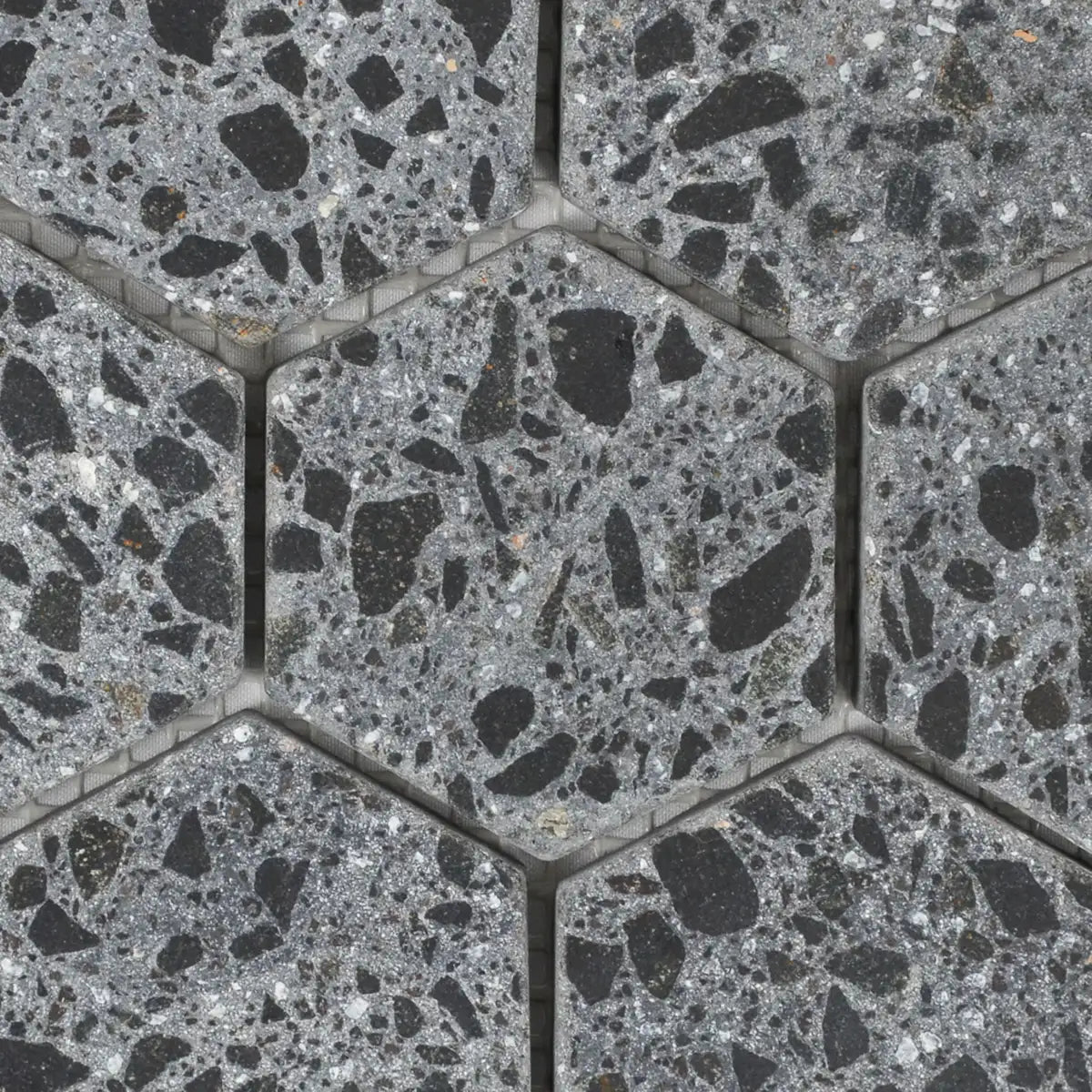 Focus sur les finitions de la Mosaïque Hexagone Terrazzo Black