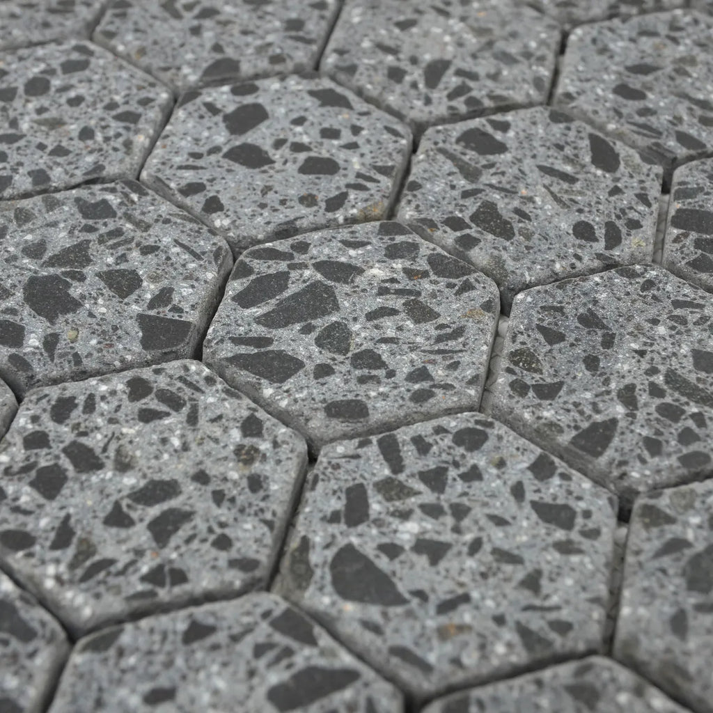 Vue en perspective et mise en situation de la Mosaïque Hexagone Terrazzo Black