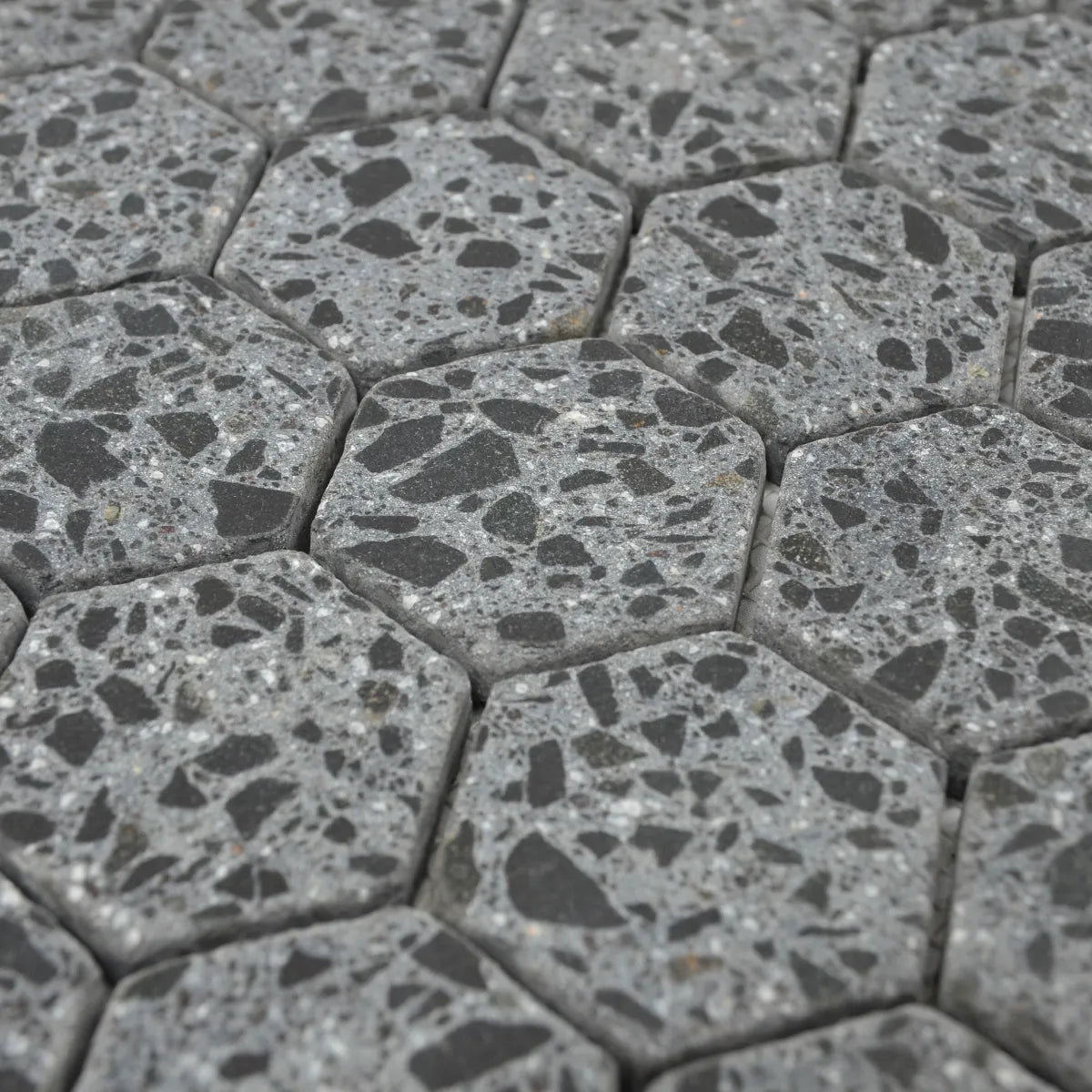 Vue en perspective et mise en situation de la Mosaïque Hexagone Terrazzo Black