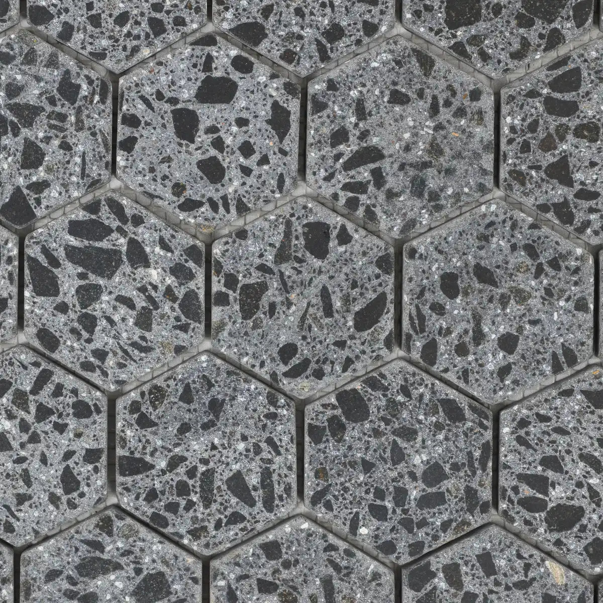 Gros plan sur les nuances de la Mosaïque Hexagone Terrazzo Black