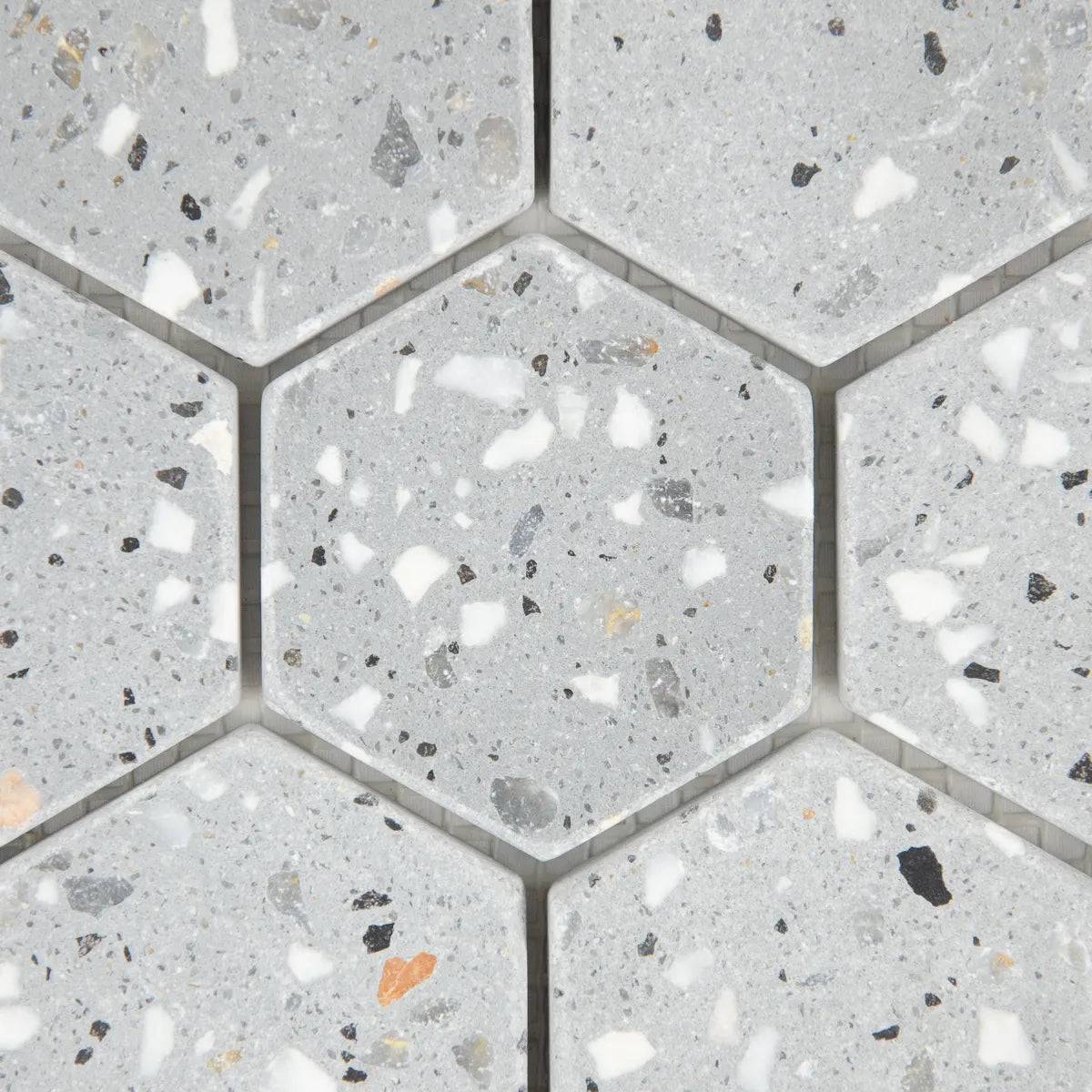 Focus sur les finitions de la Mosaïque Hexagone Terrazzo Dark Grey