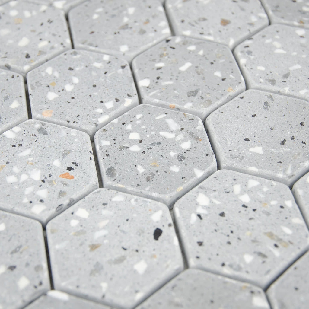 Vue en perspective et mise en situation de la Mosaïque Hexagone Terrazzo Dark Grey