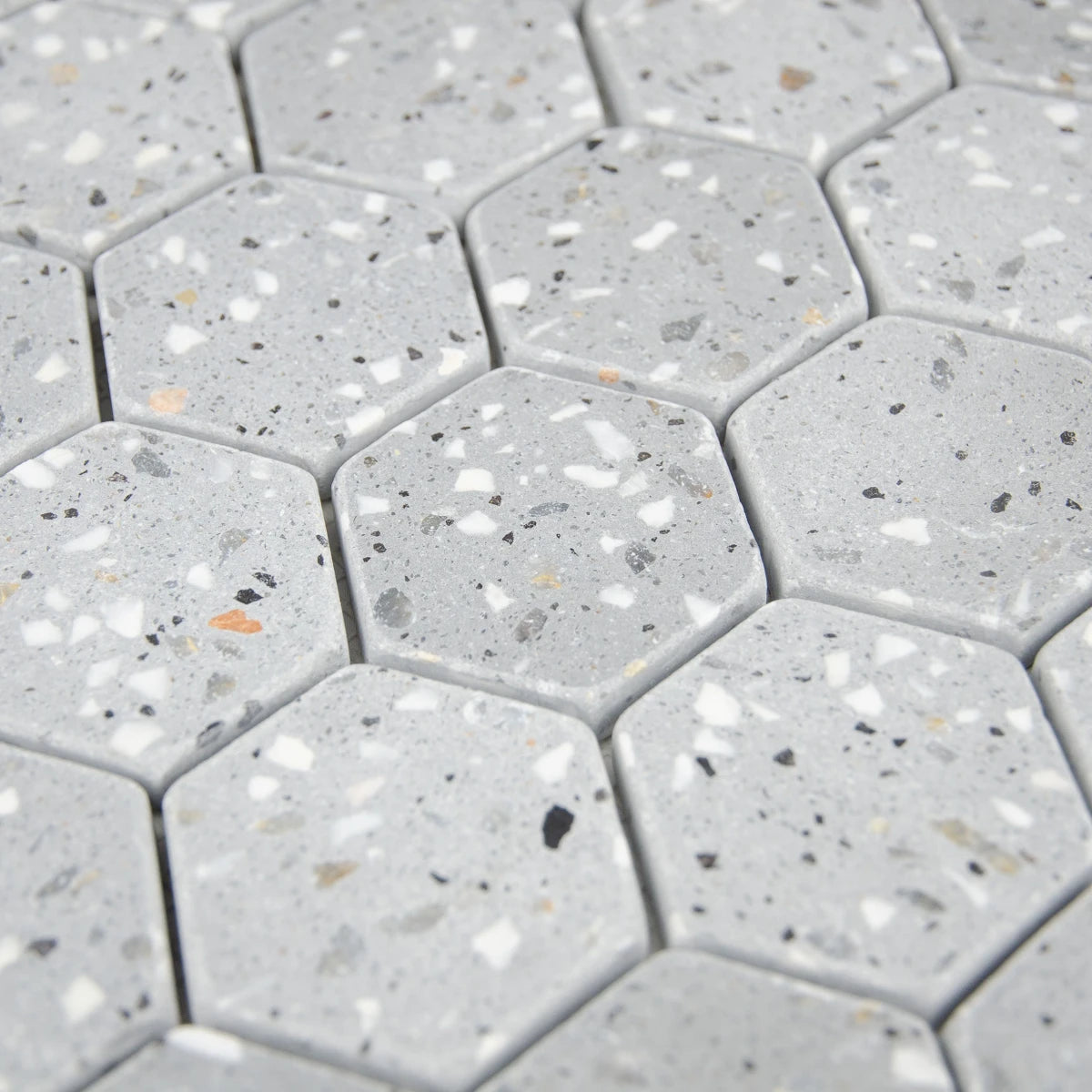 Vue en perspective et mise en situation de la Mosaïque Hexagone Terrazzo Dark Grey