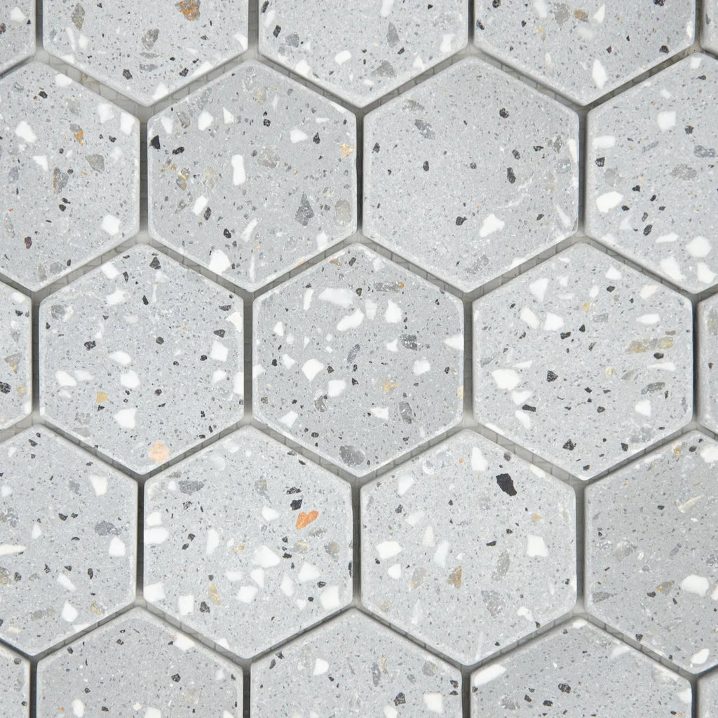 Gros plan sur les nuances de la Mosaïque Hexagone Terrazzo Dark Grey