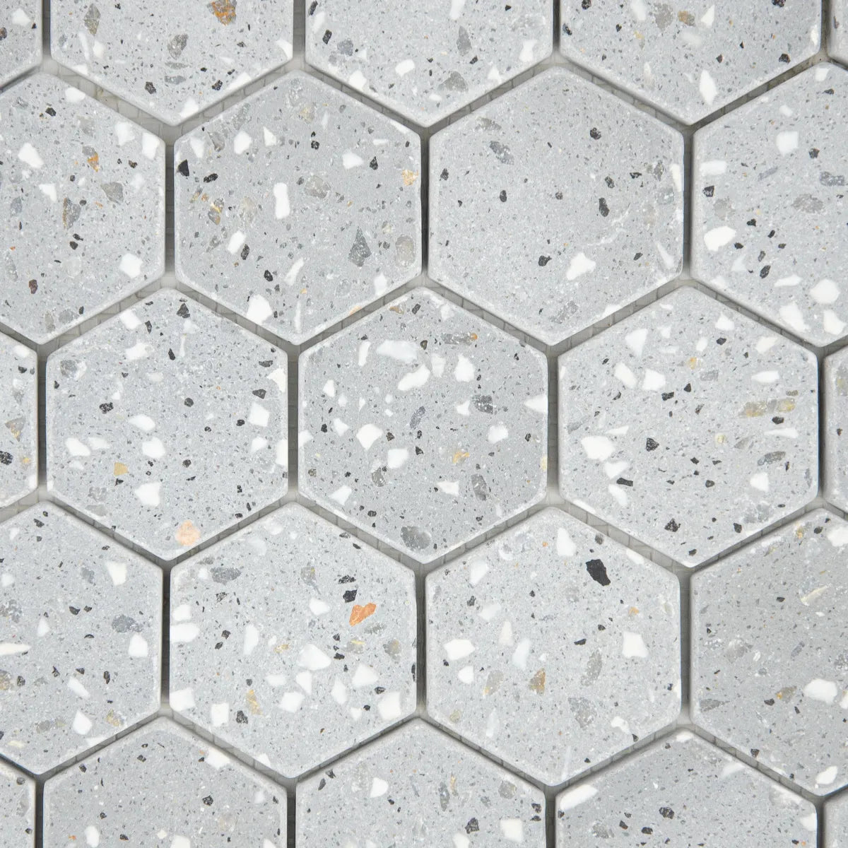 Gros plan sur les nuances de la Mosaïque Hexagone Terrazzo Dark Grey