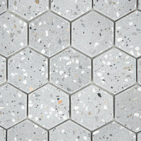 Gros plan sur les nuances de la Mosaïque Hexagone Terrazzo Dark Grey