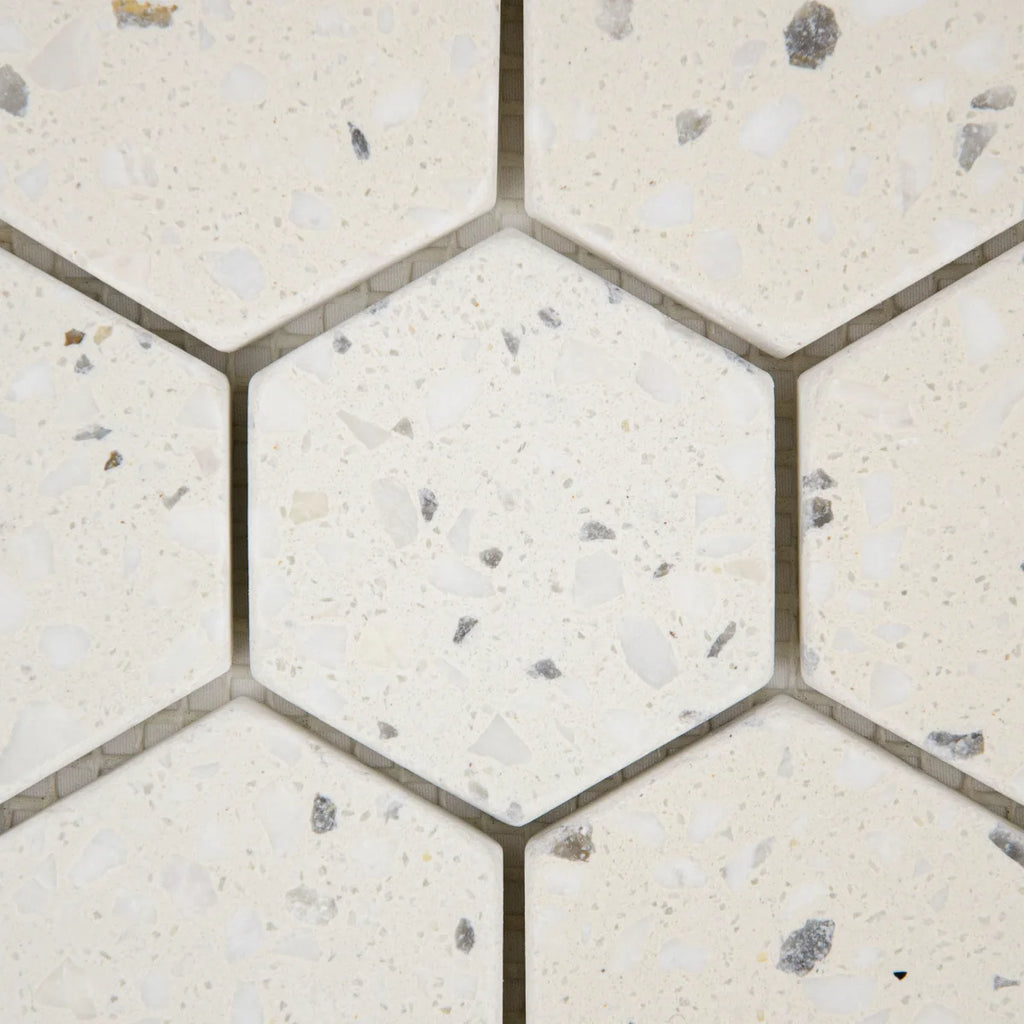 Focus sur les finitions de la Mosaïque Hexagone Terrazzo Ivoire