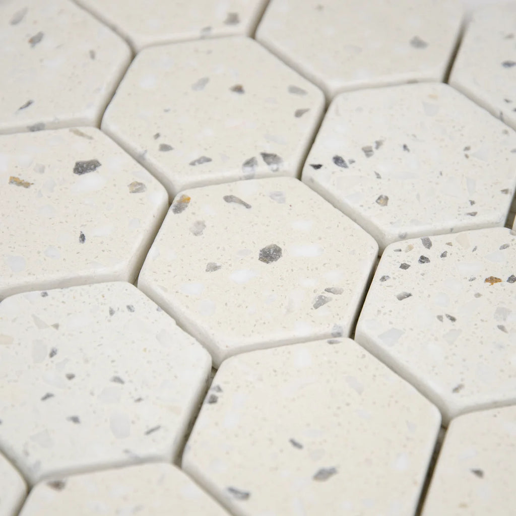Vue en perspective et mise en situation de la Mosaïque Hexagone Terrazzo Ivoire
