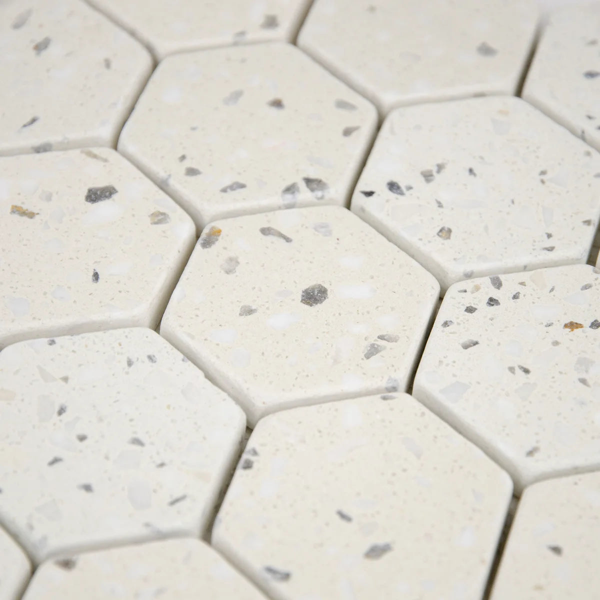 Vue en perspective et mise en situation de la Mosaïque Hexagone Terrazzo Ivoire