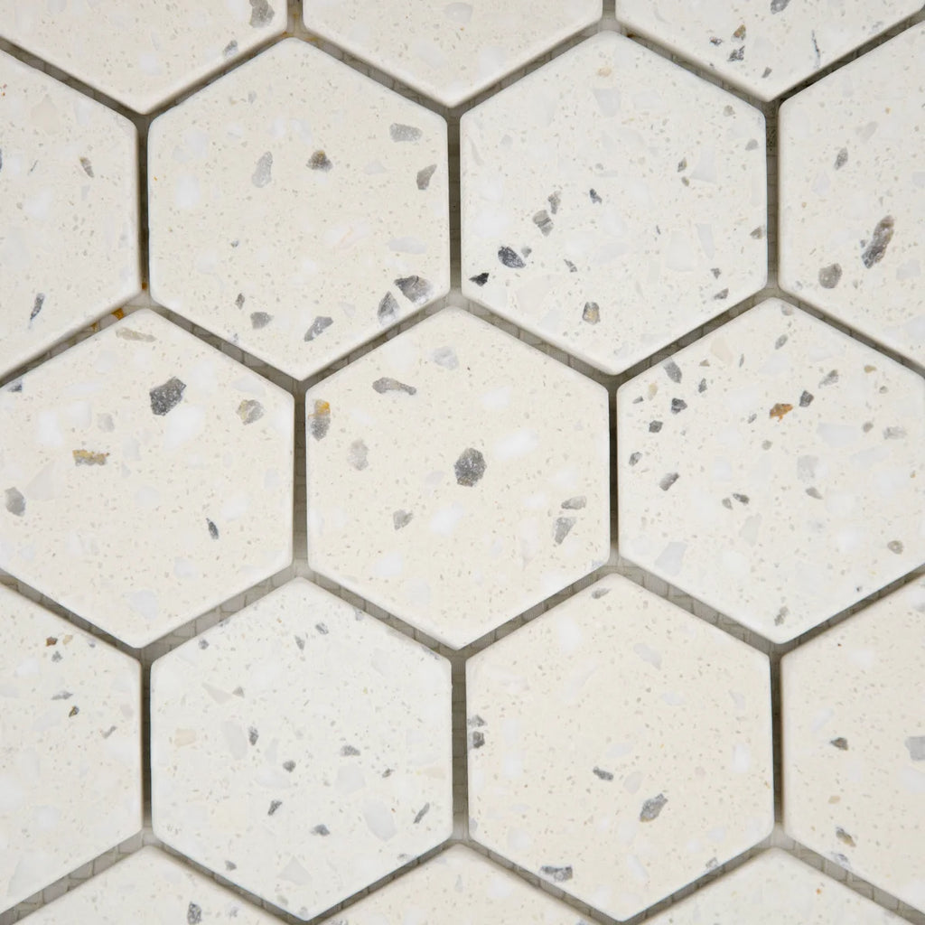 Gros plan sur les nuances de la Mosaïque Hexagone Terrazzo Ivoire
