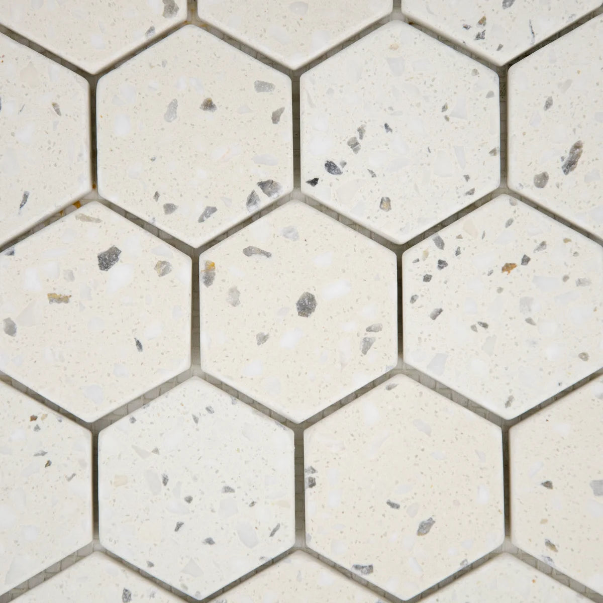 Gros plan sur les nuances de la Mosaïque Hexagone Terrazzo Ivoire