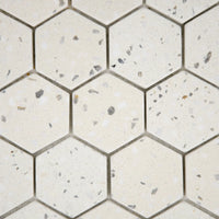 Gros plan sur les nuances de la Mosaïque Hexagone Terrazzo Ivoire