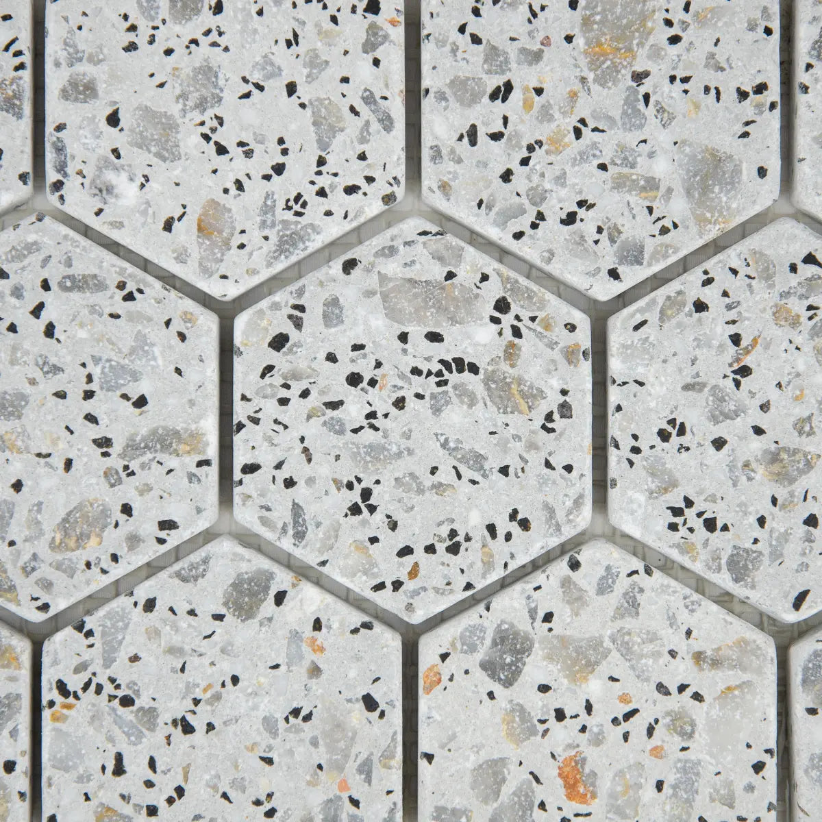 Focus sur les finitions de la Mosaïque Hexagone Terrazzo Light Grey
