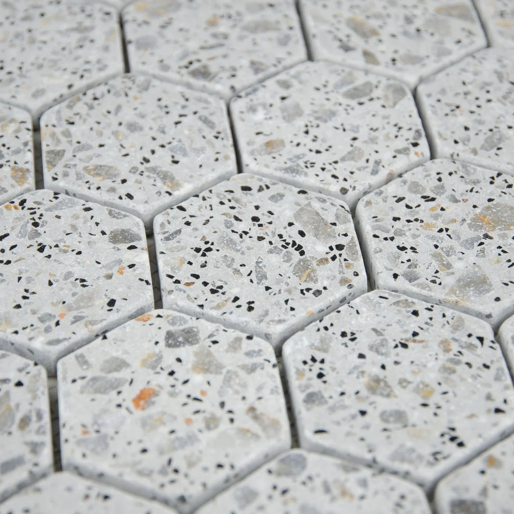 Vue en perspective et mise en situation de la Mosaïque Hexagone Terrazzo Light Grey